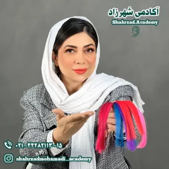رنگ‌های فانتزی، رنگ‌هایی جذاب و غیرطبیعی هستند که روی موهای دکلره جلوه بهتری دارند. این رنگ‌ها ماندگاری کمی دارند و برای حفظ زیبایی‌شان باید از شامپوهای بدون سولفات و مراقبت‌های ویژه استفاده کرد.
