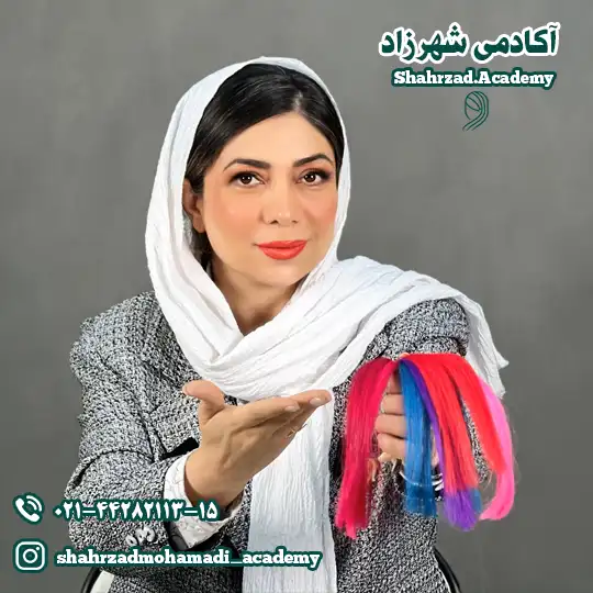 رنگ‌های فانتزی، رنگ‌هایی جذاب و غیرطبیعی هستند که روی موهای دکلره جلوه بهتری دارند. این رنگ‌ها ماندگاری کمی دارند و برای حفظ زیبایی‌شان باید از شامپوهای بدون سولفات و مراقبت‌های ویژه استفاده کرد.